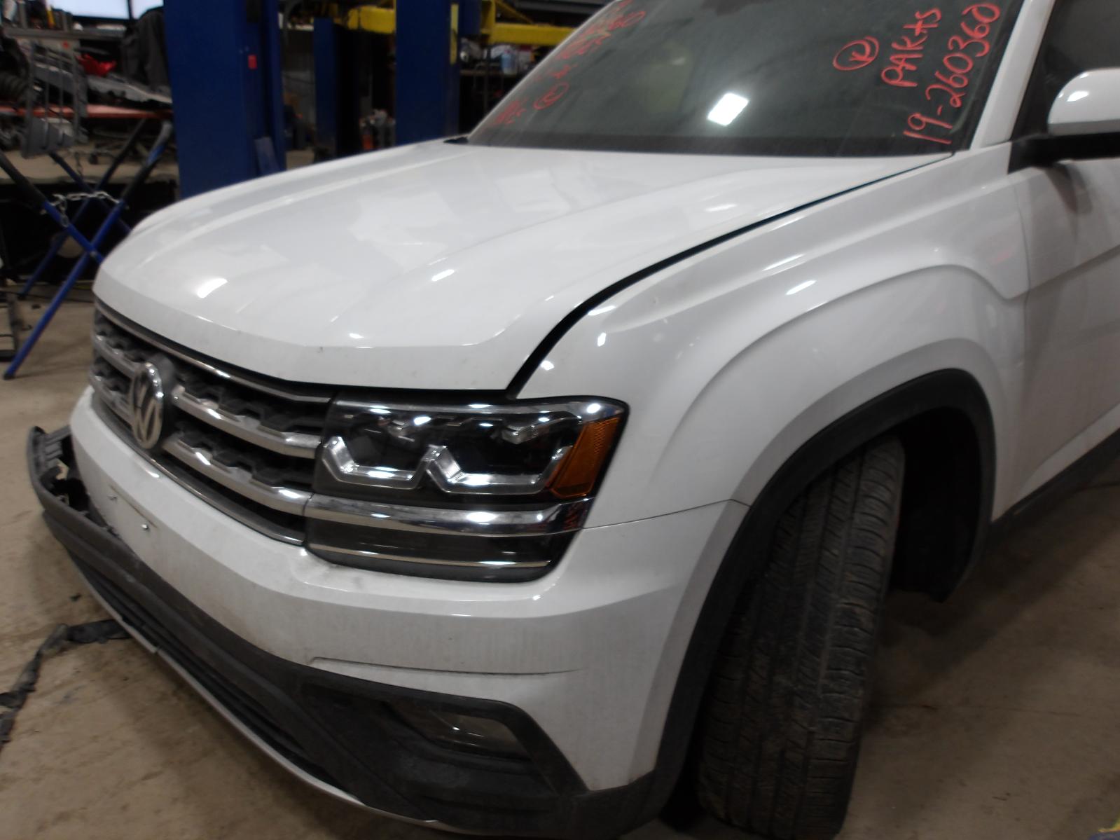2018-2020 Volkswagen Atlas Gray Front Roof Overhead Console Dome Light (Used OEM)