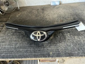 2016-2018 Toyota RAV4 Chrome Upper Center Grille (Used OEM)