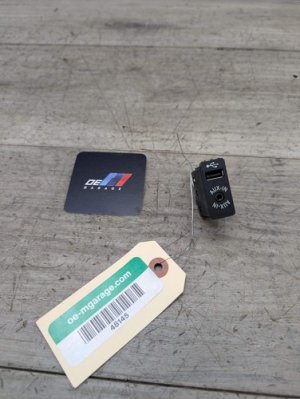 2015-2018 BMW X4 Black USB/AUX-In Socket (Used OEM)