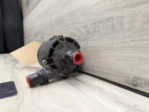 2018-2019 BMW M550i xDrive Gray Auxiliary Coolant Water Pump (Used OEM)