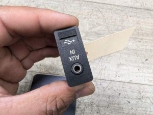 2004-2017 BMW 528i USB/AUX-in Socket (Used OEM)