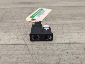 2014-2020 BMW 428i Black USB/Aux-In Socket (Used OEM)