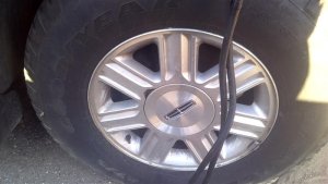 2002 Lincoln Navigator Silver 17x7.5 7-Spoke Polished Alloy Wheel (Used OEM)
