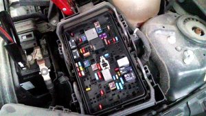 2016 Chevrolet Malibu Engine Fuse Box (Used OEM)
