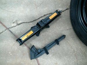2014-2020 Nissan Rogue Scissor Jack Assembly (Used OEM)