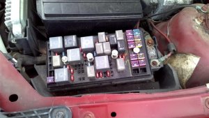 OEM Engine Bay Fuse Box for 2006 General Motors G6 (OEM)