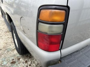 2004-2006 Chevrolet Suburban 2500 Taillight Assembly - Left (Driver) (Used OEM)