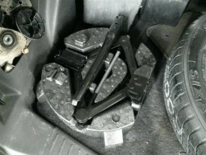 2015-2019 Lincoln MKC Scissor Jack and Wrench Assembly (Used OEM)