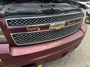 2007-2013 Chevrolet Avalanche Black Lower Textured Grille with Chrome Surround (Used OEM)