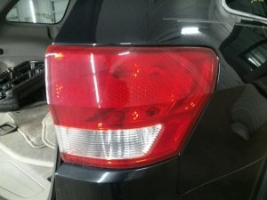 2011-2013 Jeep Grand Cherokee Quarter Panel Mounted Taillight Assembly - Right (Passenger) (Used OEM)