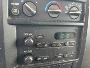 2003-2007 GMC Sierra 3500 AM/FM Stereo Radio (Used OEM)