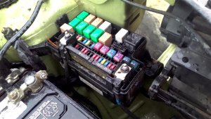 2012-2013 Kia Soul Engine Fuse Box with Wiring Harness (Used OEM)