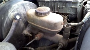 2000-2001 Lincoln Navigator Brake Master Cylinder with Rear Disc Brakes (Used OEM)