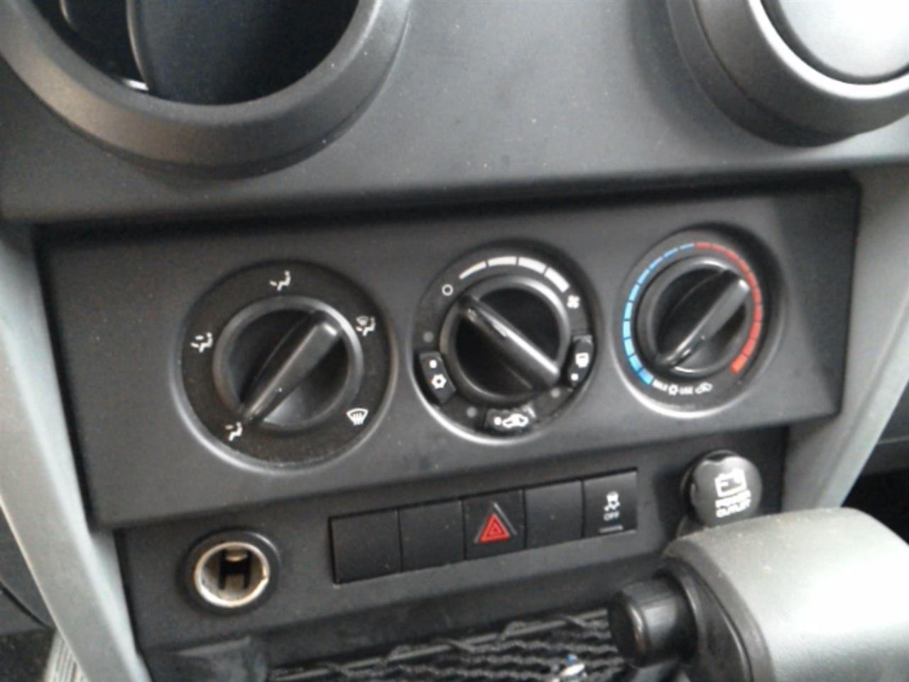 2007-2010 Jeep Wrangler Manual Temperature Control with Heated Seats (Used OEM)