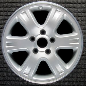 2001-2007 Toyota Highlander Silver Silver Painted Alloy Wheel (Remanufactured OEM)