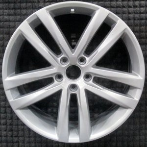 2016-2019 Volkswagen Passat Silver 19x8 5-Double-Spoke Painted Charcoal Alloy Wheel (Remanufactured OEM)
