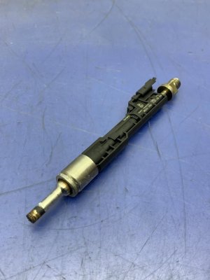 2016-2019 BMW 750i Fuel Injector Rail (Used OEM)