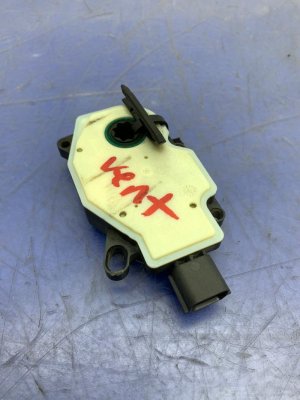 2018-2022 Lincoln Navigator Radiator Grille Shutter Actuator Motor (Used OEM)