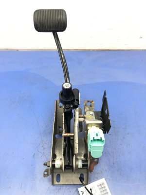 2018-2019 Lincoln Navigator Brake Pedal Assembly (Used OEM)