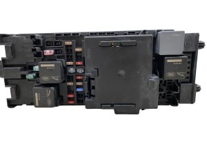 2016-2017 Land Rover Range Rover Sport Passenger Fuse Box Relay Block (Used OEM)