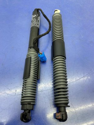 2018-2023 BMW M5 Decklid Power Lift Strut Set - Rear (Used OEM)