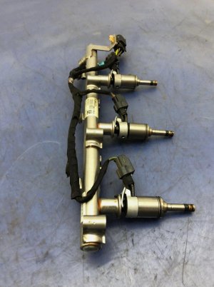 2018-2021 Lincoln Navigator Lower Direct Injection Fuel Injector Rail Assembly - Front (Used OEM)