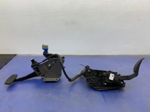 2013-2016 Ford F-550 Super Duty Accelerator and Brake Pedal Assembly (Used OEM)