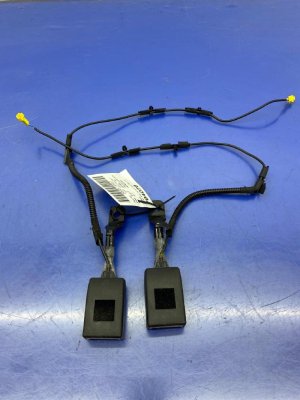 2016 Mercedes-Benz GL550 Seat Belt Buckle Set - Front (Used OEM)