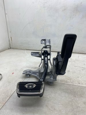 2017-2024 Audi Q7 Accelerator and Brake Pedal Assembly with Bracket (Used OEM)