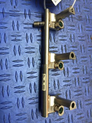 2017-2020 Jaguar F-Pace Fuel Rail - Left (Driver) (Used OEM)