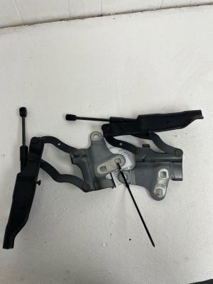 2023-2026 Maserati Grecale Hood Hinge Set - Right (Passenger) (Used OEM)