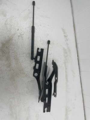 2025-2026 Volkswagen Tiguan Hood Hinge Set - Right (Passenger) (Used OEM)