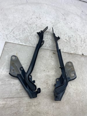 2023-2025 Jeep Wagoneer L Hood Hinge Set - Front, Right (Passenger) (Used OEM)
