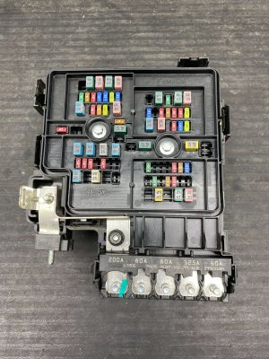 2024-2025 Lincoln Nautilus Engine Fuse Relay Junction Box (Used OEM)