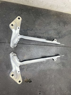 2022-2025 Jeep Wagoneer Hood Hinge Set - Front, Right (Passenger) (Used OEM)