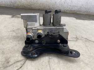 2012-2015 Mercedes-Benz ML350 Active Sway Bar Hydraulic Suspension Valve Block - Front (Used OEM)