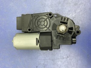 2021-2025 Kia Sorento Panoramic Sunroof Shade Roller Motor - Right (Passenger) (Used OEM)