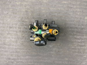 2019-2023 Jaguar I-Pace Rear Air Suspension Control Valve Solenoid Unit (Used OEM)