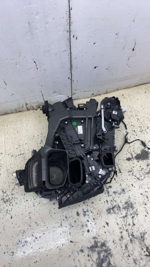  Tesla Model y HVAC Blower Motor Housing Assembly (Used OEM)