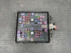 2022 Ford F-250 Super Duty Engine Bay Fuse Junction Box Module (Used OEM)
