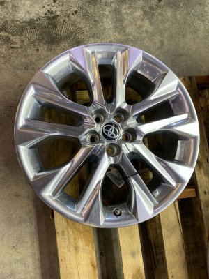 2020-2025 Toyota Highlander Silver 20x8 10-Spoke Silver Chrome Alloy Wheel (Used OEM)