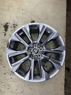 2020-2024 Toyota Highlander Silver 20x8 10-Spoke Silver Chrome Alloy Wheel (Used OEM)