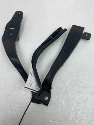 2014-2016 Mercedes-Benz E500 Headlight Radiator Support Bracket Set (Used OEM)