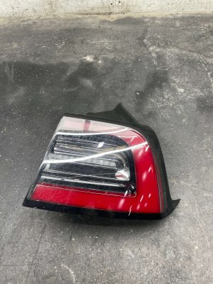  Tesla Model y Tail Light - Rear, Right (Passenger) (Used OEM)