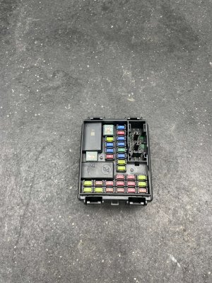 2024-2025 Kia Sorento Engine Compartment Junction Block Fuse Box (Used OEM)