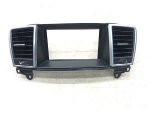 2012-2015 Mercedes-Benz ML350 Front Center Dashboard Air Conditioning Vent (Used OEM)