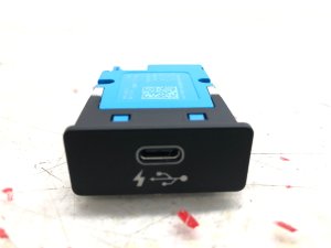 2018-2023 BMW X3 USB-C Charging Port Hub - Rear (Used OEM)