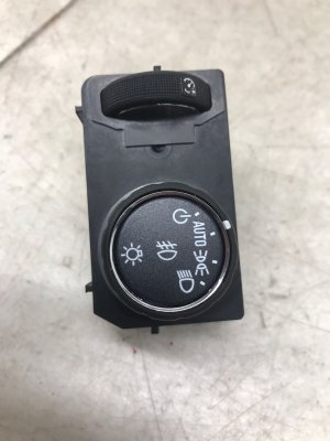 2015-2020 GMC Yukon Headlight and Fog Light Switch - Front (Used OEM)