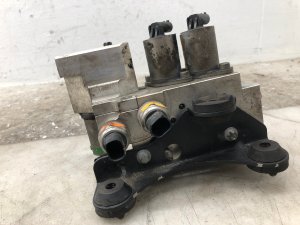 2012-2015 Mercedes-Benz ML350 Hydraulic Suspension Sway Bar Valve Block - Front (Used OEM)