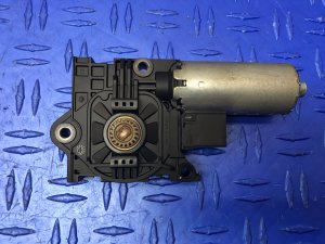 2017-2024 Audi Q7 or Rear Panoramic Sunroof Motor - Front (Used OEM)
